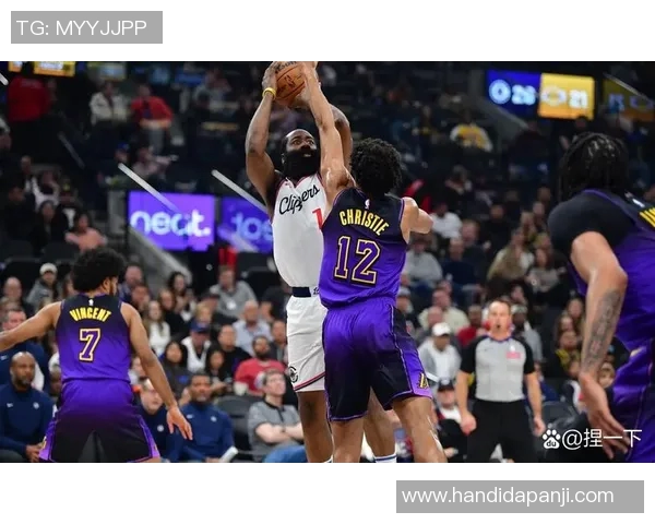 湖人队与火箭激战全场精彩集锦回顾与分析